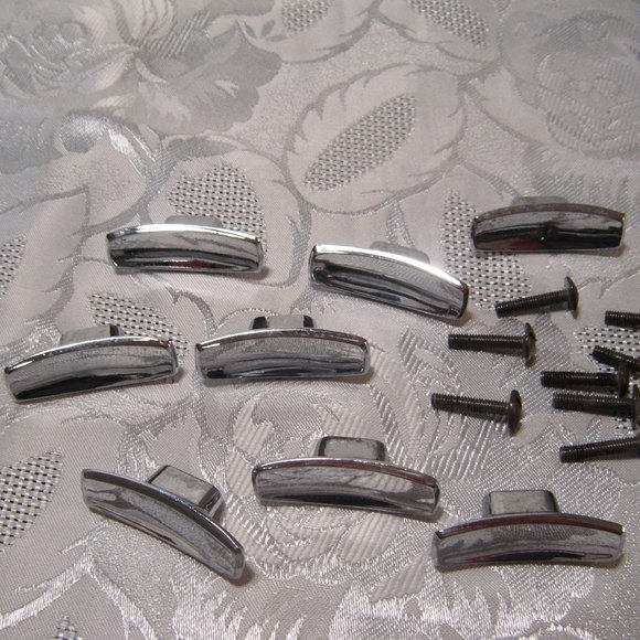 Lot 8 stainless steel cabinet and door pulls - Picture 4 of 5